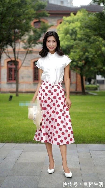身形 靓丽多姿的裙子搭配气质减龄,很好的展现女子婀娜的身形