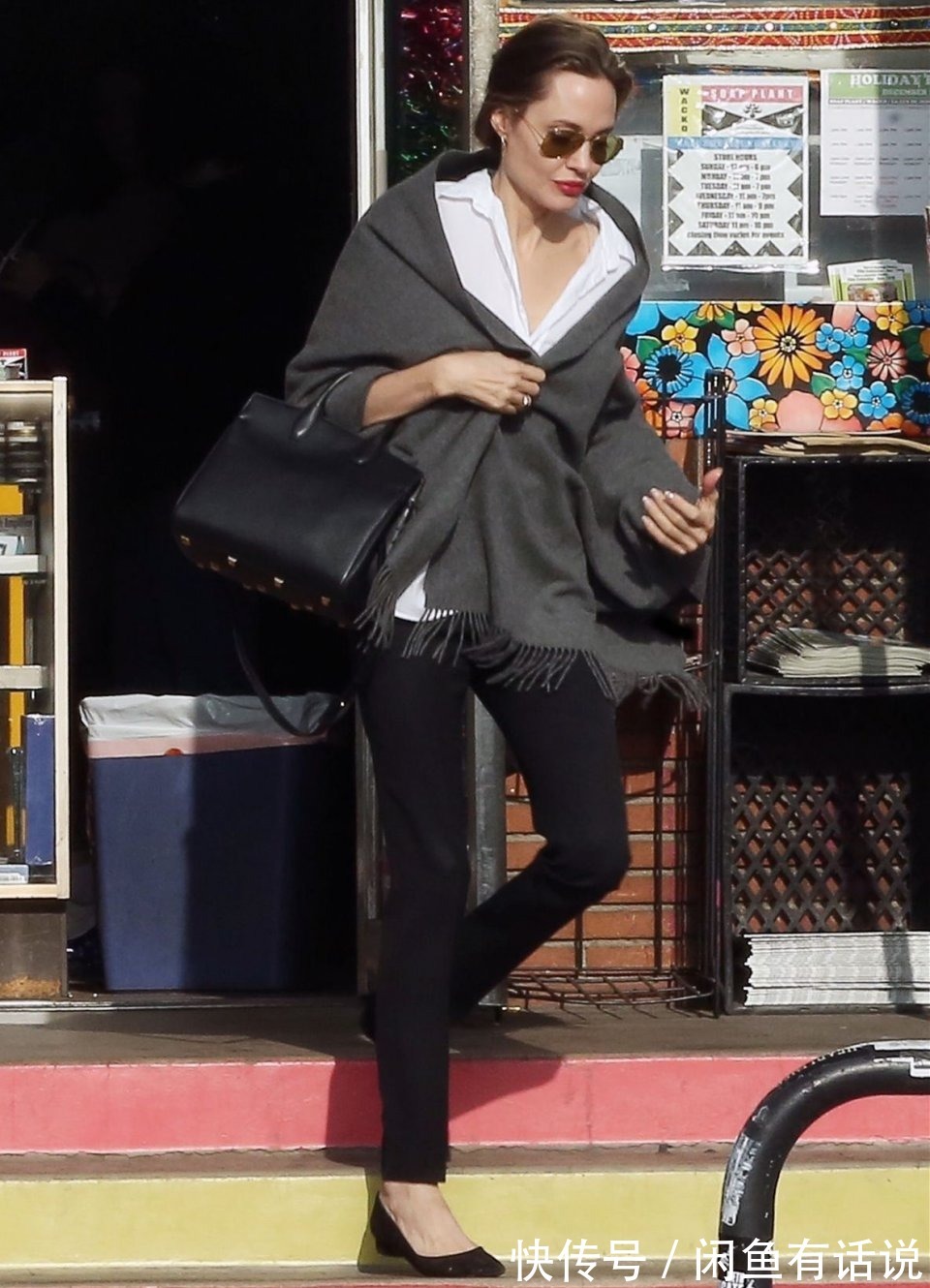 宽松|朱莉还在穿10年前“旧衣服”,这几件都好经典,优雅百搭还提气质