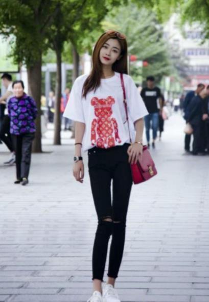 街拍：小仙女经典的黑白配，时尚大方，尽显低调冷艳的美