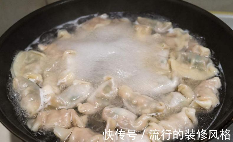 煮冻饺子时,用热水还是冷水煮?都错了,30年大厨教你正确方法!
