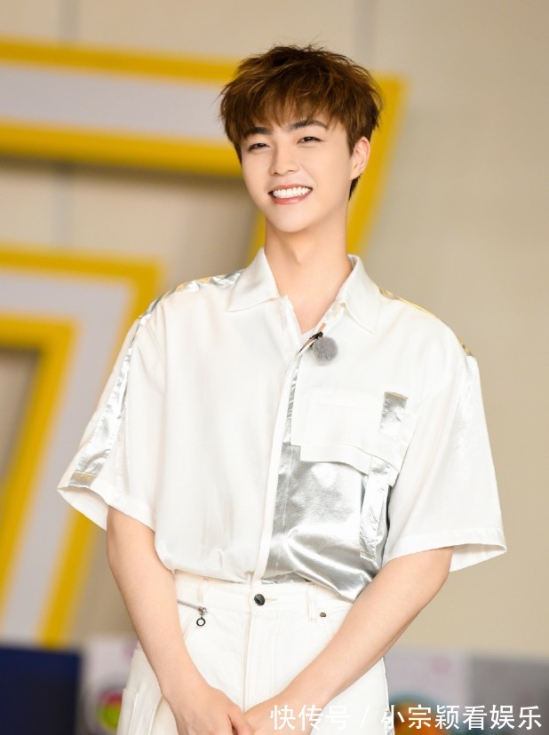 休閑服|陳立農(nóng)活動(dòng)造型,白色玫瑰印花套裝顯干凈氣質(zhì),展現(xiàn)青春少年模樣