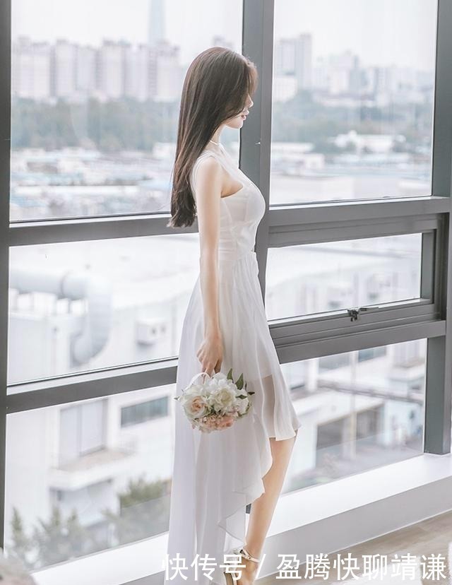 小姐姐爱穿薄纱连衣裙,凸显傲人曲线身姿,散发成熟性感韵味