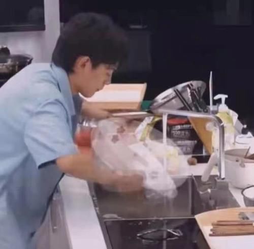 男孩儿|《中餐厅》丁真做菜洗碗姿势,又纯又认真的原生态男孩,你爱了吗