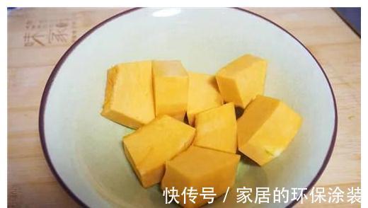 小半个南瓜，1杯牛奶，冰箱里一放，入口即化香滑无比，消暑除烦