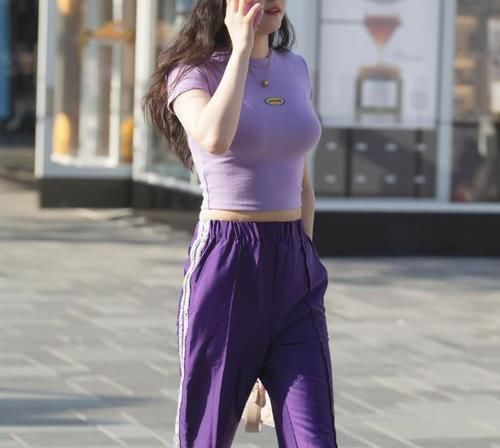 街拍身材姣好的小姐姐,紫T恤搭配紫色运动裤,既休闲又时尚
