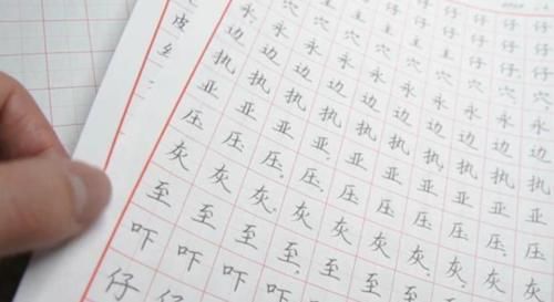 大学生“藤蔓字体”走红，字迹洒脱犹如天书，老师看后想给0分