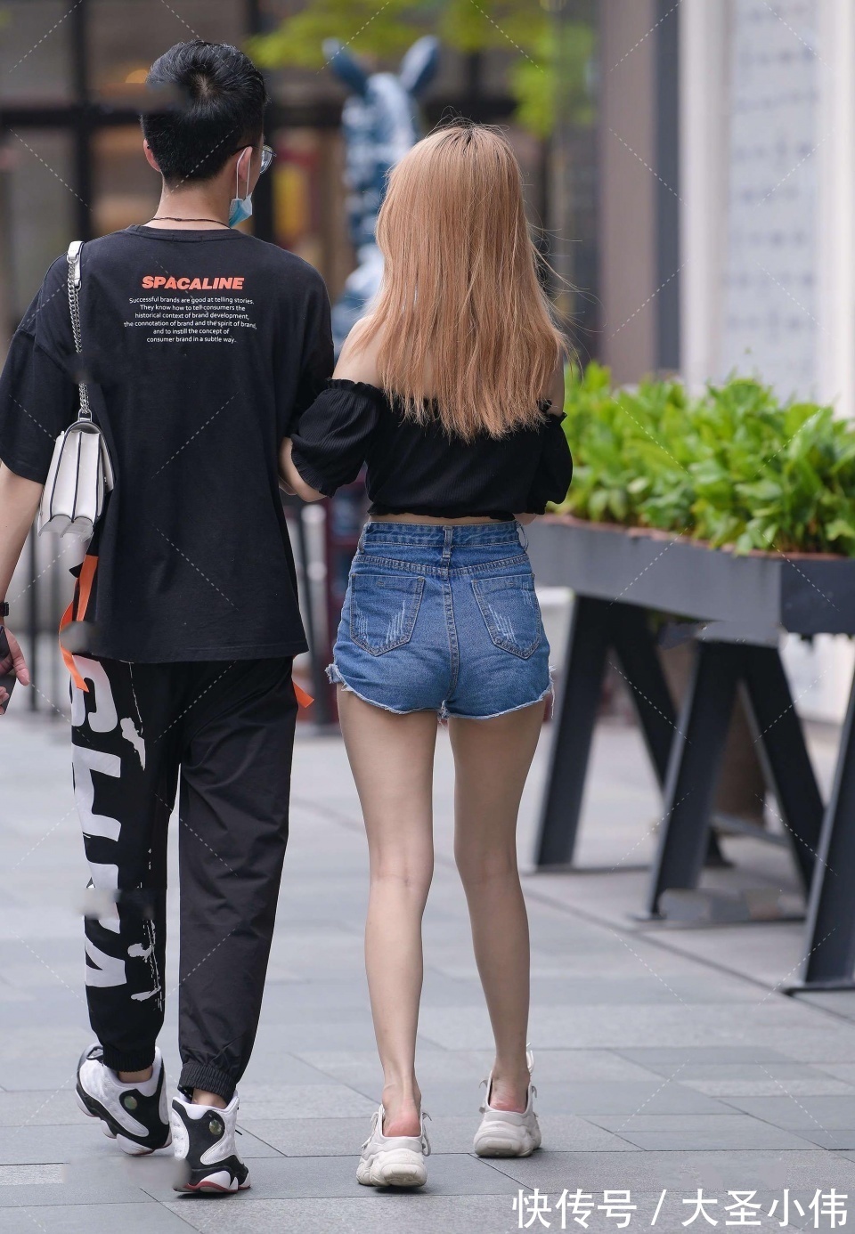 街拍|美女街拍:这个世界很小,小到抬头就能看到你的笑脸,流露出少女般的稚嫩