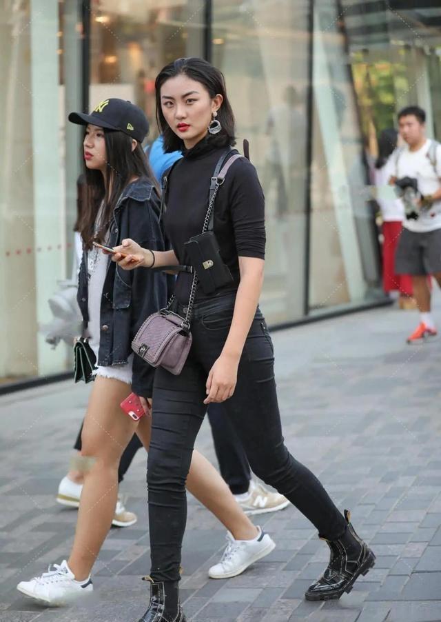 泡泡袖 俏皮美女搭配时尚的连衣裙,充满青春活力,更显质感