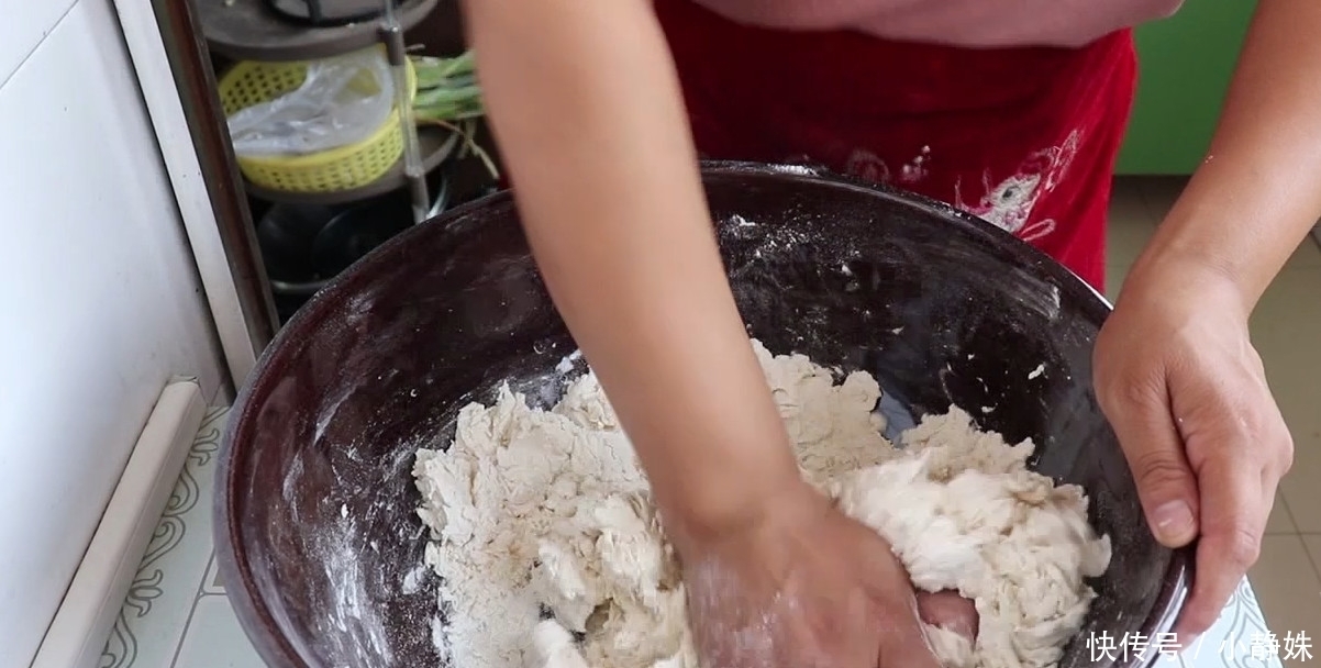 教你在家做麻酱烧饼,香酥爽口,酱香味十足,做法非常简单