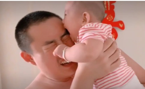 伤害|“互相伤害版”父子火了,萌娃:干就完了,我穿尿不湿的怕过谁?