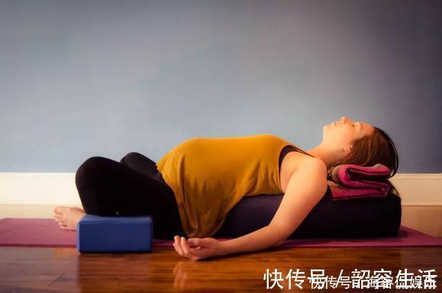 肩膀|体式精讲，缓解紧张性头痛的12种瑜伽姿势预防或疗愈头痛