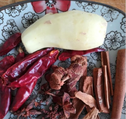 猪蹄这样做太好吃了,只需一步,软糯入味又劲道,3斤猪蹄不够吃