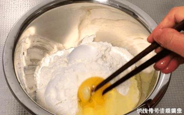 一碗面粉一个鸡蛋,又脆又香,自己在家做,比油条还好吃,收藏了