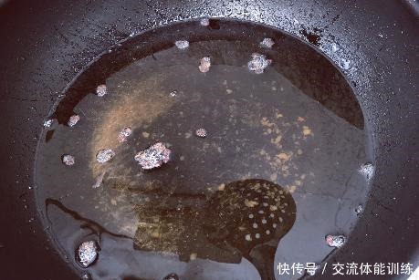 熬猪油只加盐就错了，牢记1个步骤，猪油又香又白还不腥，耐存放