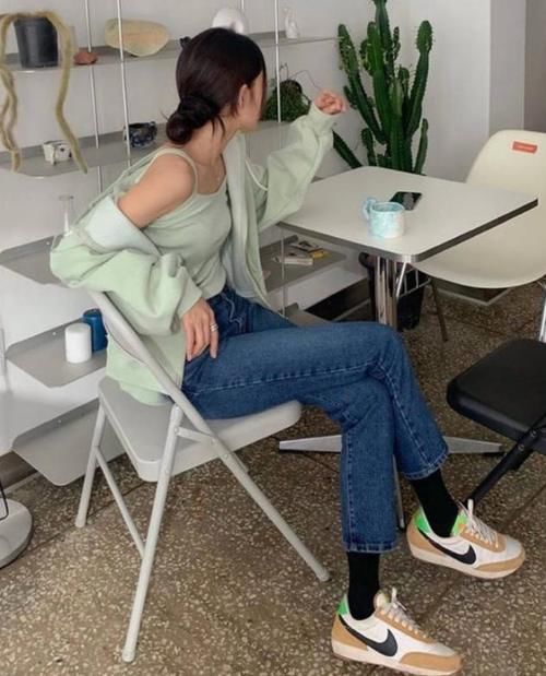 开春建议多穿牛仔裤，时尚百搭还减龄，挑选和搭配法则为你奉上