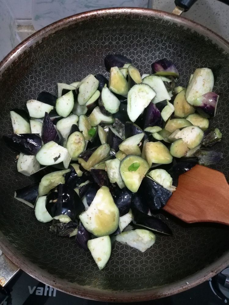 美味好吃的家常茄子，炒一炒就出锅，方法简单，超下饭