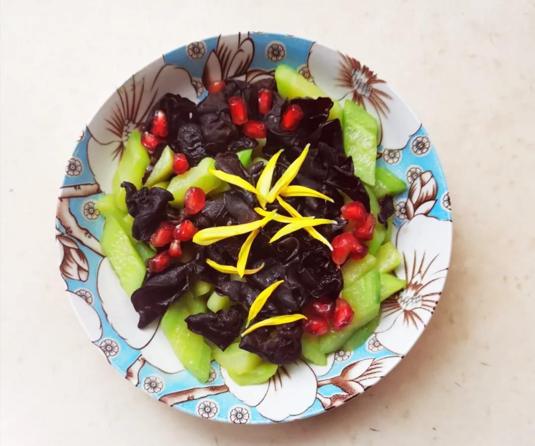 火锅|赏菊还能食菊!菊花火锅、雪菊梨盅、花香木耳青瓜……