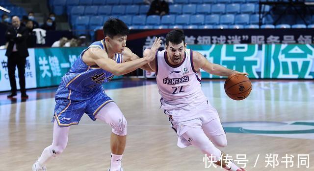 北京首钢|辽宁球迷致敬郭士强!杨鸣的表情都变了,首钢爆冷,杜锋压力山大
