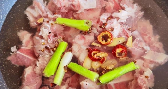 炖排骨,切记不要先焯水,牢记这两点,排骨软烂入味,汤浓无腥味