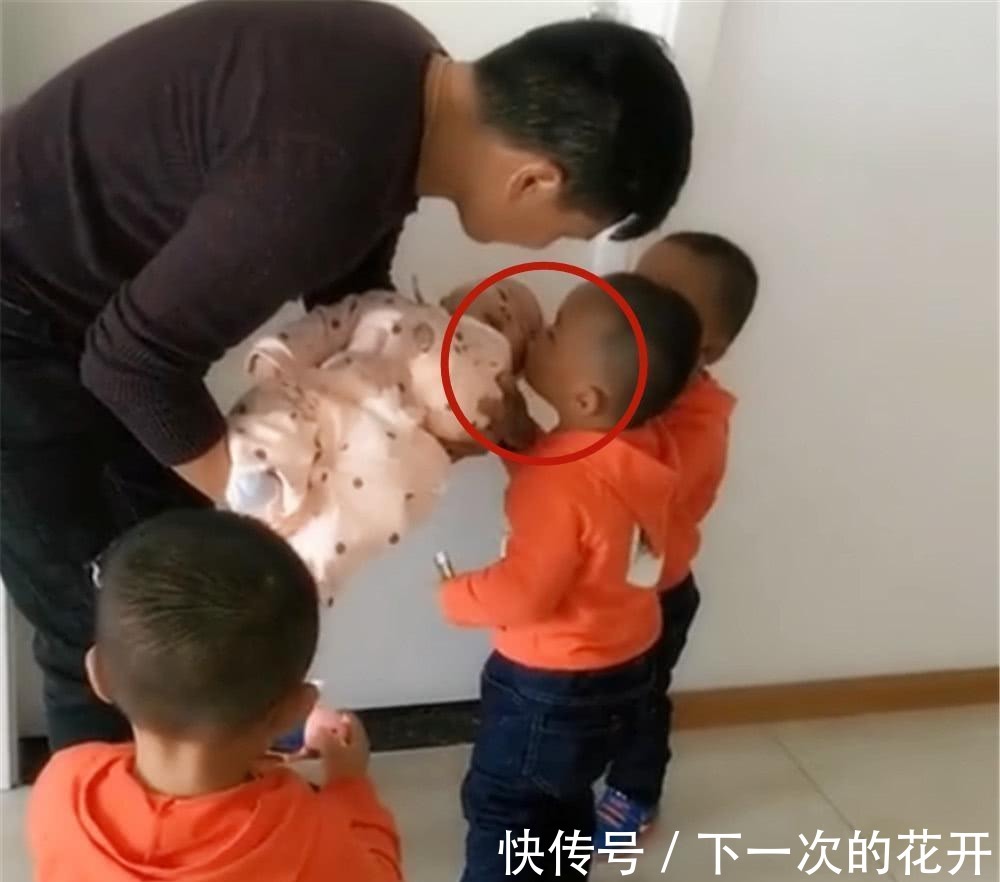 爸爸|头胎生了三胞胎儿子,二胎又生了个女儿,这画面让人泪崩!