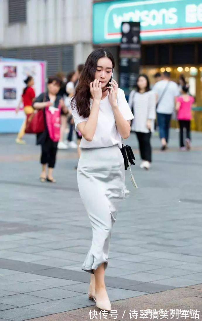 半裙 美女脚上搭配上一双优雅的高跟凉鞋,给人一种十分浪漫的气息