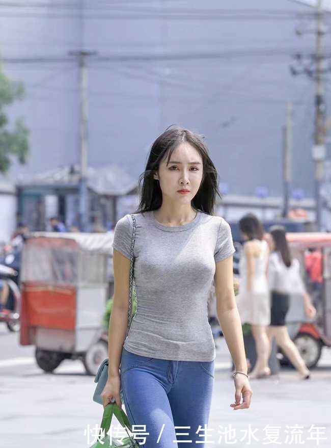 姑娘走路长发飘飘,难道这就是传说中的“小仙女”