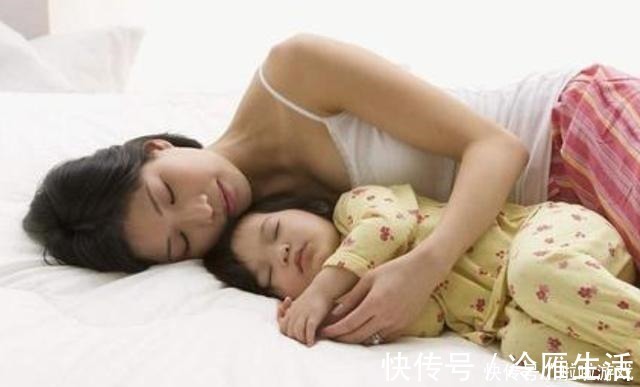 男孩子|爸爸“左拥右抱”两个女儿入睡,镜头转到儿子时,妈妈瞬间急了