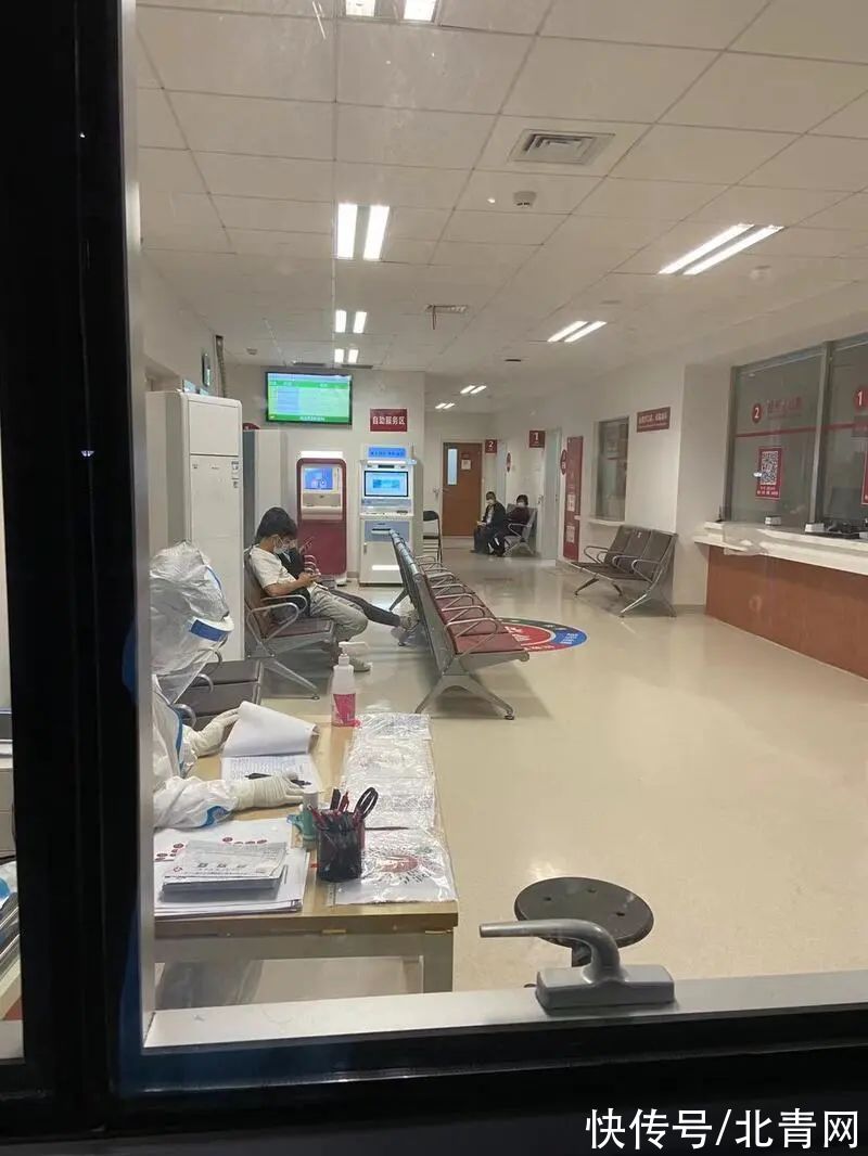 节假日|国庆假期上海127家发热门诊坚守“防疫岗”：市民放轻松，我们更要绷紧弦