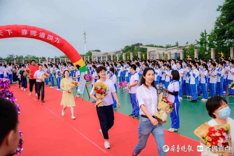 青岛实验初中：老师走红毯，享礼遇，学生行拜师礼|谢师恩| 拜师