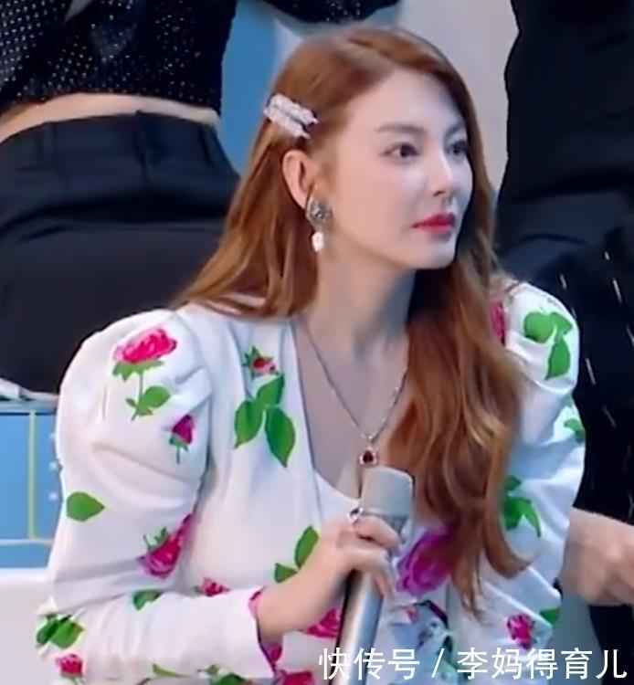 女王|张雨绮代班谢娜录《快本》,土气印花装仍穿出大气场,姐就是女王