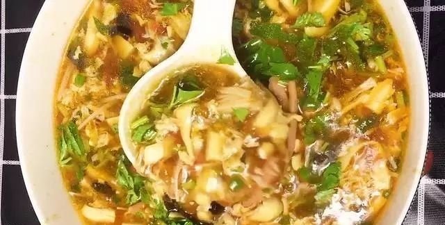 1块豆腐,1粒西红柿,天冷时隔几天就得做,饭前喝碗暖心又暖胃