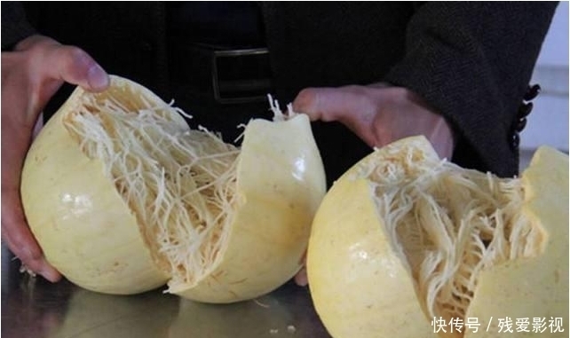 东西|甜瓜打开后里面全是“面条”,惊呆了回家的男子!里面究竟是什么