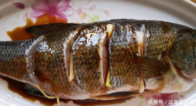 蒸鱼时,最忌直接加盐,加点“它”,鱼肉越蒸越香,越蒸越嫩!