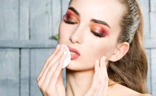 这4个坏习惯，会让女生的嘴唇越来越丑！你也有的话，尽量改掉吧