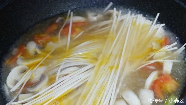 世上美食千千万,孩子最爱还是妈妈煮的面,比山珍海味都香