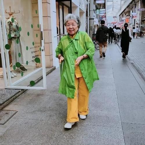 年纪大要学会优雅，看日本老太太时髦穿搭，每一套都是借鉴模板穿搭技巧＂奶奶辈＂的搭配模板