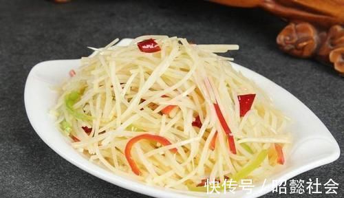 红辣椒|酸辣土豆丝直接下锅炒就错了，炒之前多加一步，土豆丝更爽口
