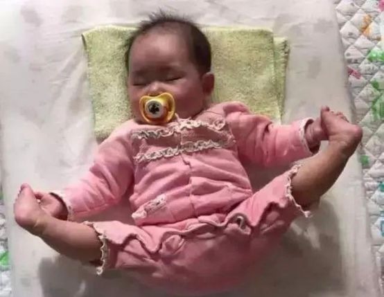 孩子|宝宝“高难度睡姿”火了,妈妈掀开被子一看,网友:嫦娥奔月?