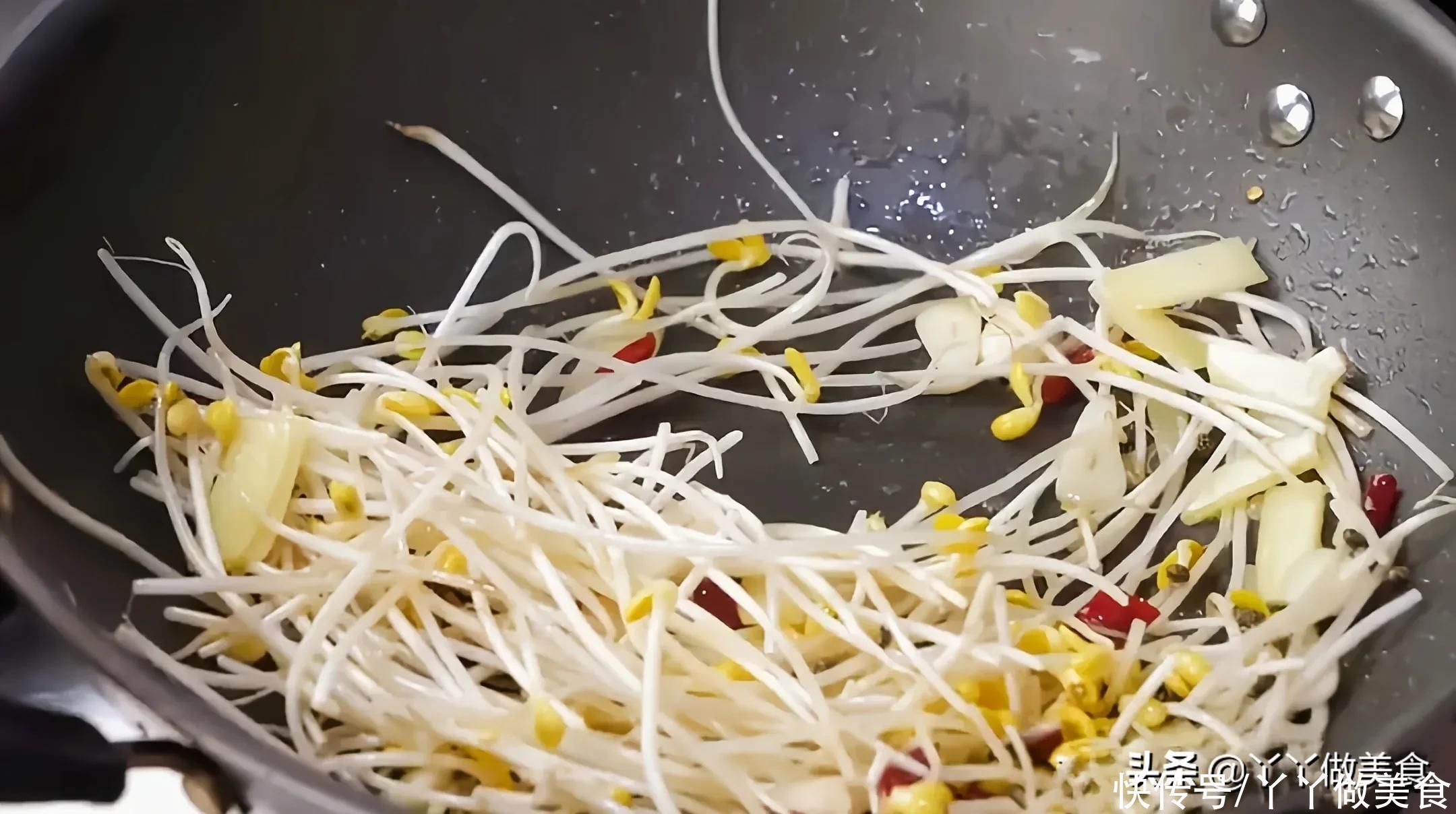 面条别煮着吃了,教你一个做新法,我家一周能吃上7回,比肉都香