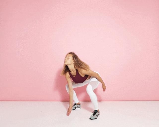 搭配|紧身裹胸搭配牛仔裤,简单搭配诠释好身材,姐姐眼神为何如此犀利