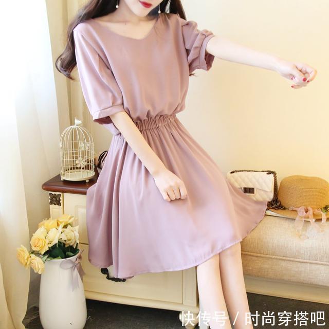 学院风 最新款的小白连衣裙,看上去特别清纯,再搭配一双小白鞋就完美了