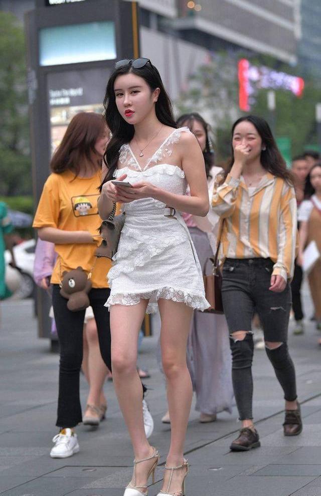 白色蕾丝吊带裙穿出精致感，搭配白色尖头细跟鞋提升气质