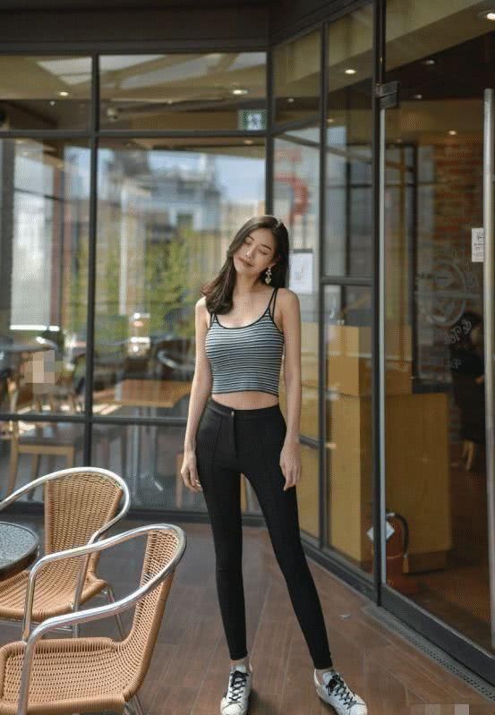 咖啡厅偶遇暗恋对象,时尚的打扮已经很美了,