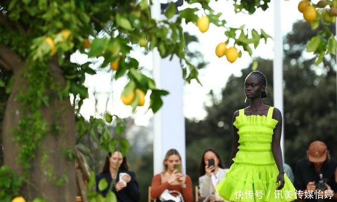 t台|这场夏日服装秀太酷了,把T台搬到了植物园里,女孩们宛如精灵!