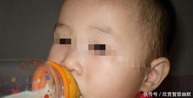 喝奶|1岁孩子只喝奶奶冲的奶,宝妈感觉不对劲,偷尝一口后愁坏了