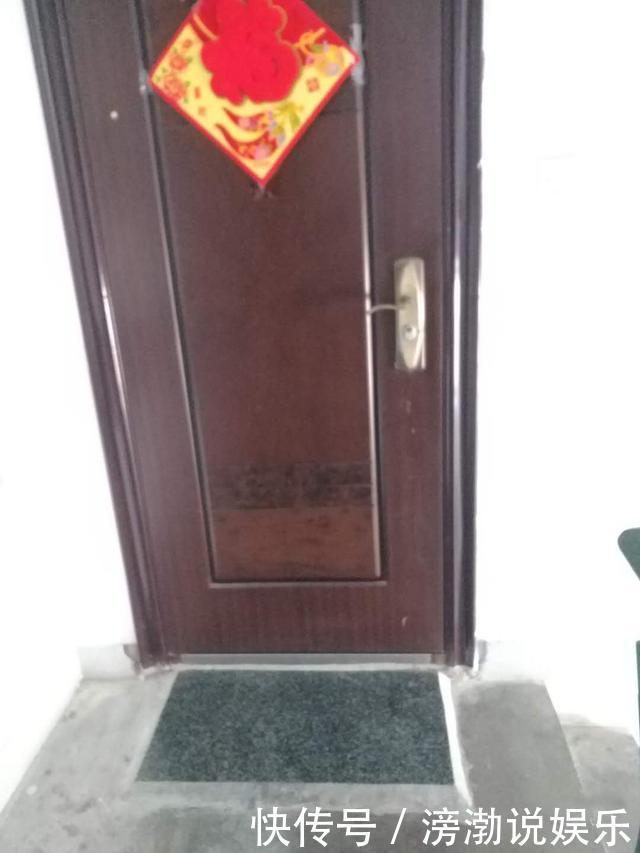 地台|对门邻居不仅把鞋柜放楼道,还砌了2公分地台,当都是自个家呢