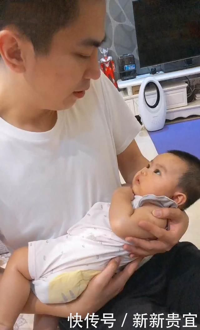 命令|爸爸强硬“命令”宝宝睡觉,宝宝趴爸爸怀里假睡,大眼睛滴溜溜乱转笑翻妈妈