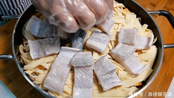 新手|焖锅外面吃一次要300,在家自己做100块就搞定,厨房新手也能做好