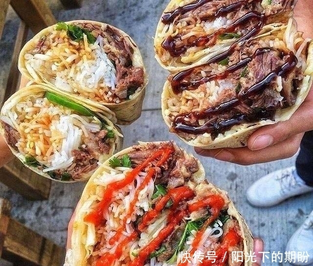 煎饼果子|看到外国人吃煎饼果子,我的口水就止不住了,比我吃的好啊!