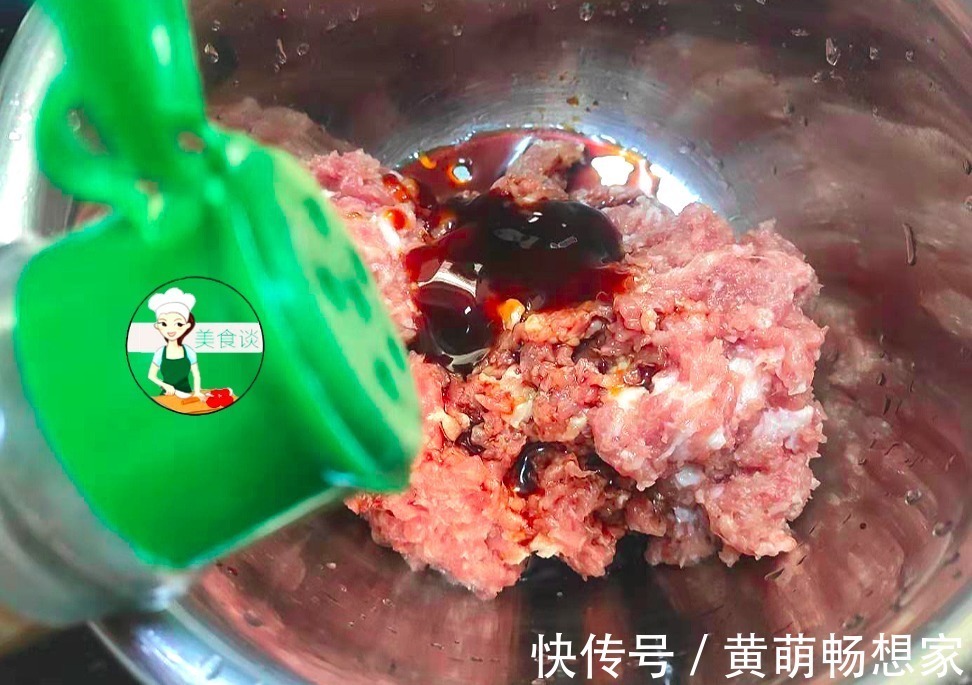 包白萝卜饺子时,记住老师傅的3个小技巧,饺子鲜嫩多汁,太香了